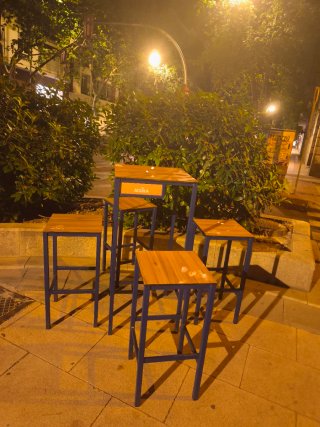 Mesa alta terraza + 4 sillas oferto por mudanza