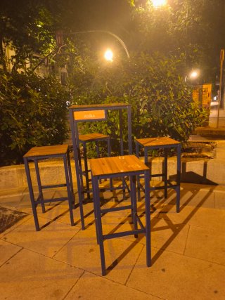 Mesa alta terraza + 4 sillas oferto por mudanza