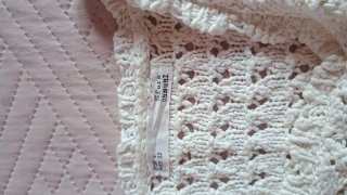 Ropa tejida blanca con pompones