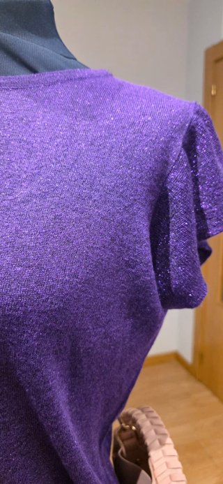 Camiseta morada con brillo y volantes - SFERA