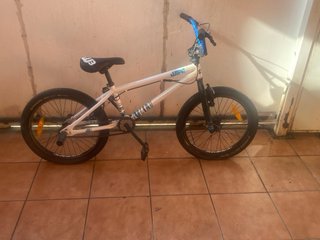 Bicicleta BMX blanca