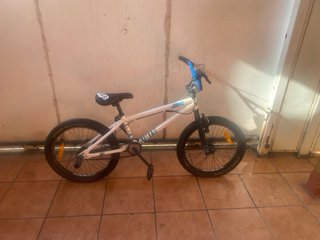 Bicicleta BMX blanca