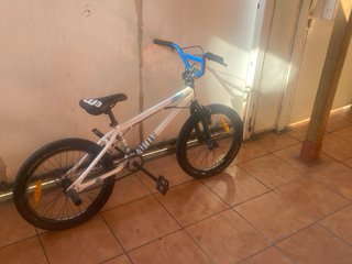 Bicicleta BMX blanca