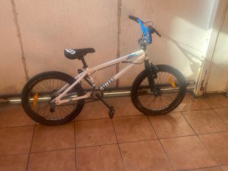 Bicicleta BMX blanca