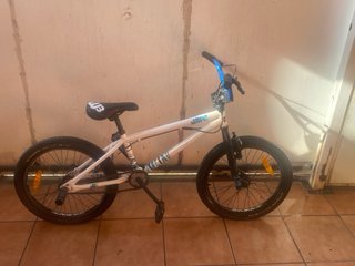Bicicleta BMX blanca
