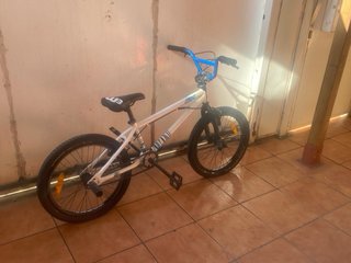 Bicicleta BMX blanca
