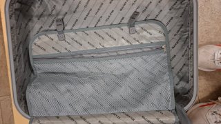 Maleta mediana gris con llave y combinación