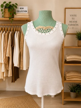 Camiseta blanca con tachuelas