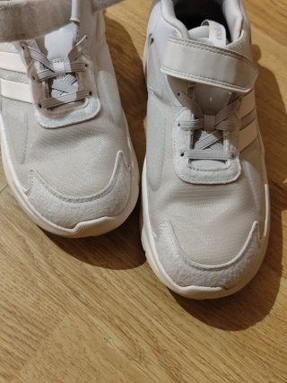 Adidas Ozelle unisex gris y blanco