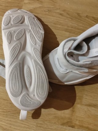 Adidas Ozelle unisex gris y blanco