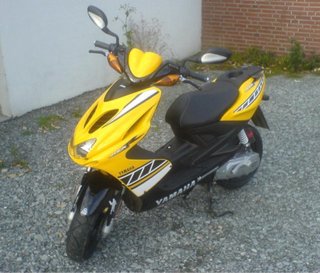 Yamaha Aerox 49cc Scooter Amarillo