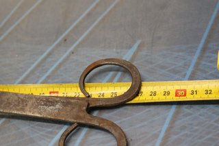 Pinzas de hierro forjado, antiguas tenazas para el fuego.