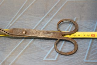 Pinzas de hierro forjado, antiguas tenazas para el fuego.