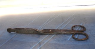 Pinzas de hierro forjado, antiguas tenazas para el fuego.