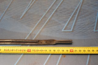 Antiguas tenazas de hierro forjado para el fuego.