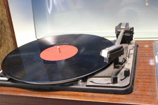 Tocadiscos vintage Bettor Ami 10-S Dual 1010-S. Con radio. Años 70-80.