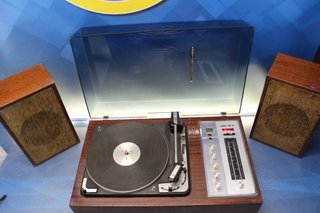 Tocadiscos vintage Bettor Ami 10-S Dual 1010-S. Con radio. Años 70-80.