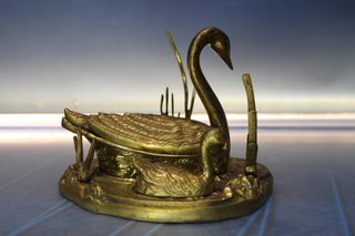 Cenicero de bronce años 60, de S. Agudo. Cisne entre juncos.