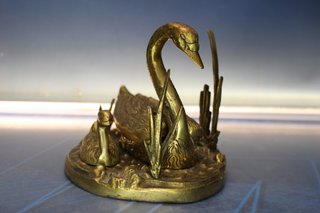 Cenicero de bronce años 60, de S. Agudo. Cisne entre juncos.