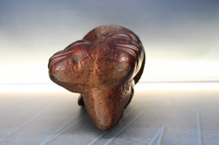 Artesanía África: Talla de madera de tres cabezas unidas.