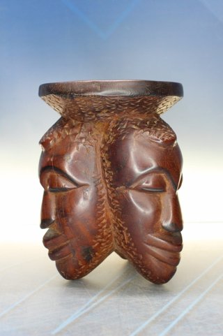 Artesanía África: Talla de madera de tres cabezas unidas.