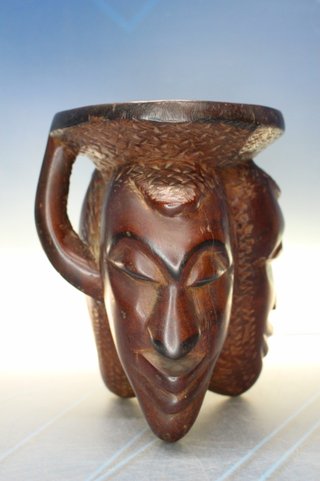 Artesanía África: Talla de madera de tres cabezas unidas.