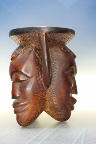Artesanía África: Talla de madera de tres cabezas unidas.