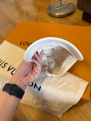 Gorra Louis Vuitton Unisex Blanca y Dorada