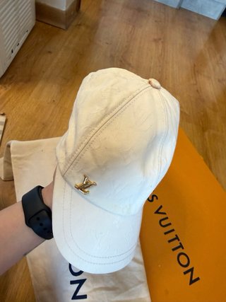 Gorra Louis Vuitton Unisex Blanca y Dorada