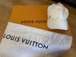 Gorra Louis Vuitton Unisex Blanca y Dorada