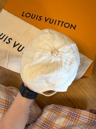Gorra Louis Vuitton Unisex Blanca y Dorada