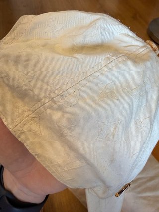 Gorra Louis Vuitton Unisex Blanca y Dorada