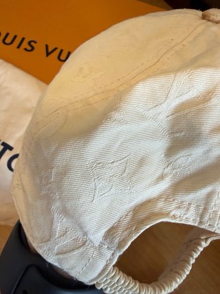 Gorra Louis Vuitton Unisex Blanca y Dorada