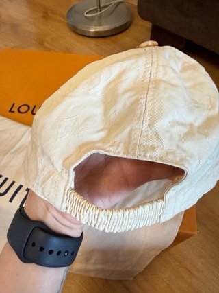 Gorra Louis Vuitton Unisex Blanca y Dorada