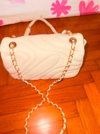 Borsa a tracolla bianca trapuntata con catena oro