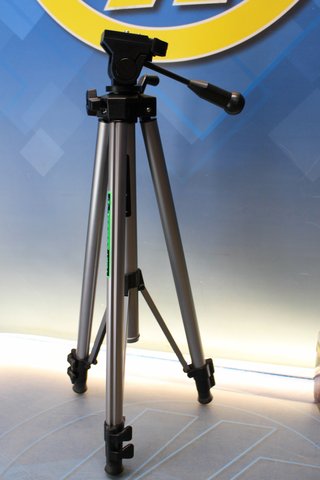 Trípode Topman J-3BVD-1. Altura máxima 130 cm.