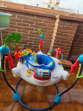 Saltador para bebés con juguetes