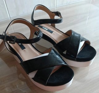 Sandalias negras cómodas (me las pobré en casa.