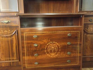 Mueble de salón clásico madera y cristal