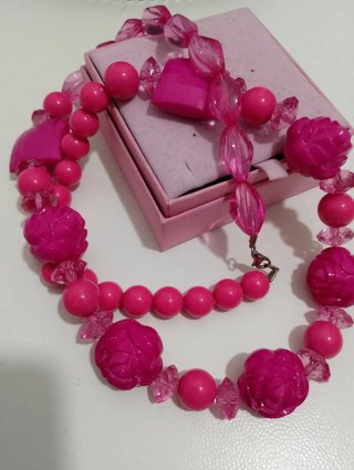 Collana con roselline intagliate fucsia