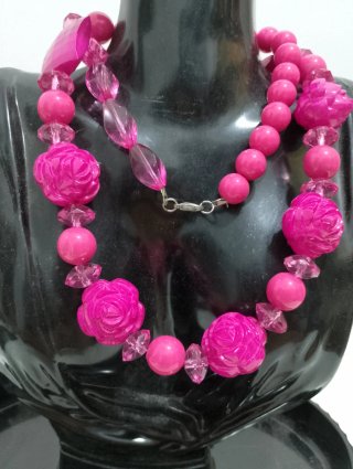Collana con roselline intagliate fucsia