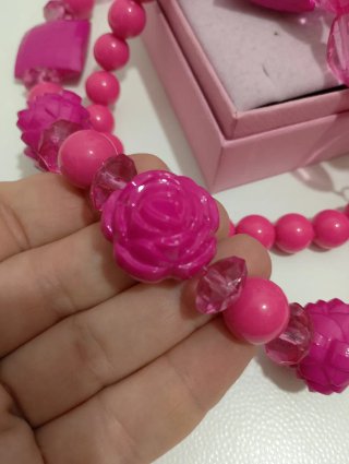 Collana con roselline intagliate fucsia