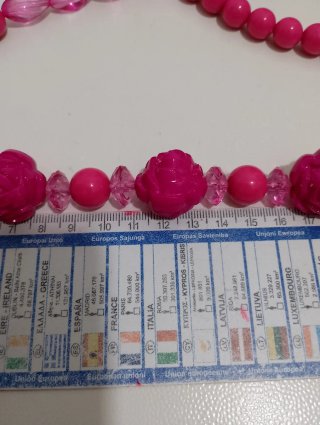 Collana con roselline intagliate fucsia