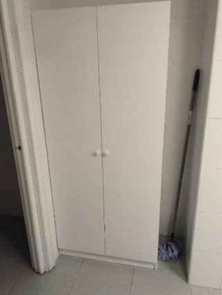 Armario blanco para limpieza