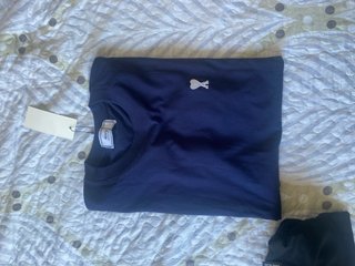 Camiseta AMI Paris azul con logo