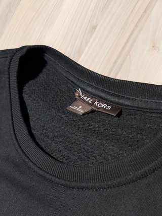 Sudadera Michael Kors negra con logo grande