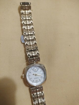 Reloj de pulsera plateado
