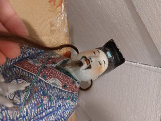 Statua cinese con capelli lunghi