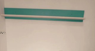 Estantería pared azul y blanca
