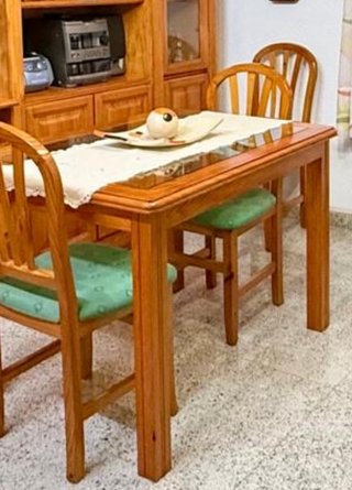 Mesa de madera con 4 sillas
